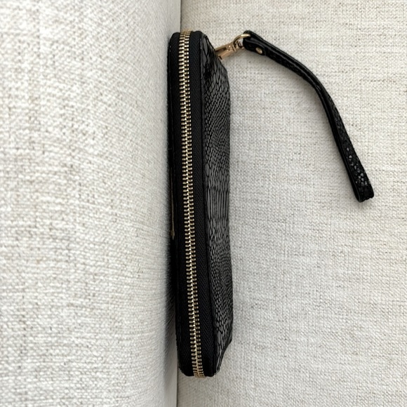 Michael Kors Wristlet Wallet. Black/Gold. Excellent Condition. Bag to match. - Picture 4 of 7